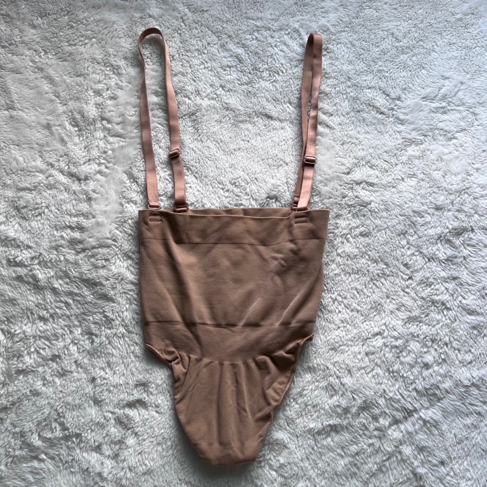 SKIMS Sculpting Mid Waist Thong Nude Shapewear Small Adjustable Straps NWOT